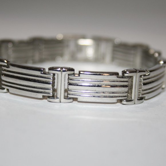 Vintagejelyfish Jewelry - Beautiful silver link bracelet 7' long 3/8" wide